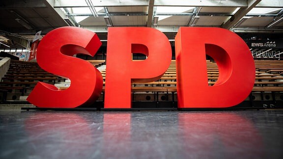 Das Logo der SPD ist in der EWS Arena zu sehen.