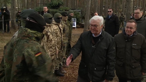 Steinmeier und Pistorius begrüßen ukrainische Soldaten in Klietz