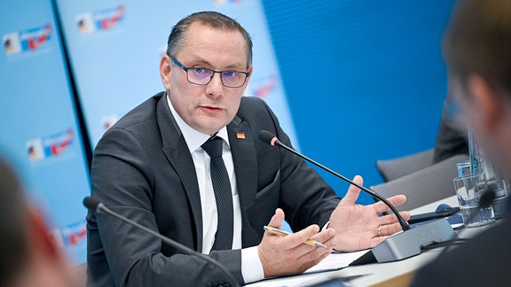 Tino Chrupalla, AfD-Bundesvorsitzender und Fraktionsvorsitzender der AfD, äußert sich bei einer Pressekonferenz zu dem Vorfall in Ingolstadt.