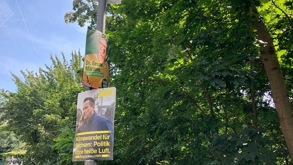 Wahlplakate an einer Straßenlampe