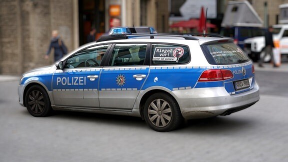 Mann Wirft Sacke Mit Putz Auf Polizeiauto Mdr De