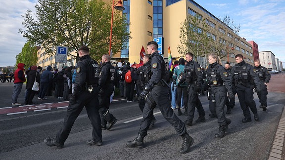 Polizisten vor dem Justizzentrum in Halle