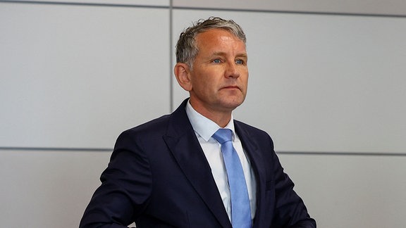 Björn Höcke (AfD, 2.v.r) betritt am Tag seines Prozesses den Gerichtssaal im Landgericht Halle.