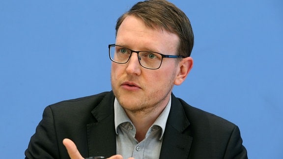 Matthias Quent, Rechtsterrorismus-Experte und Direktor des Instituts für Demokratie und Zivilgesellschaft in Jena, beantwortet Fragen von Journalisten.