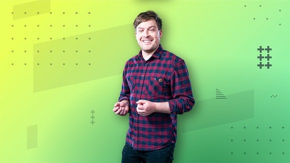 Philip Knoche moderiert den YouTube-Nachrichtenrückblick recap. Er steht vor einem grünen Hintergrund und lächelt in die Kamera.