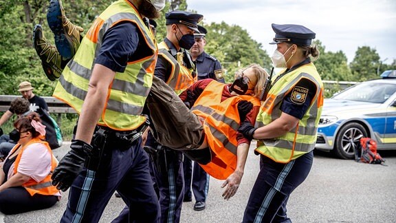 Straßenblockade der letzten Generation. Am 16.05. blockierten Aktivisten der Gruppe Aufstand der letzten Generation eine Autobahnausfahrt der Autobahn 95 in Fürstenried. 