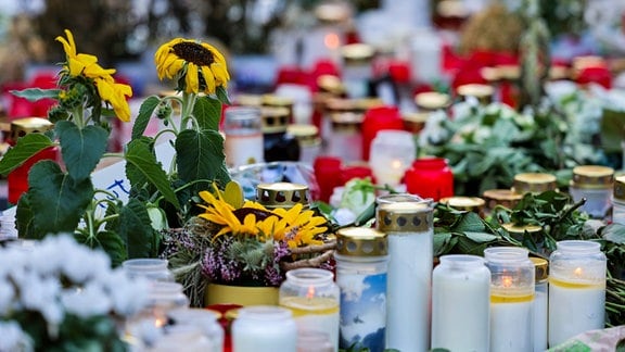 Kerzen und Blumen liegen unweit des Tatorts am Fronhof zum Gedenken an die Opfer der Messerattacke auf dem Solinger Stadtfest