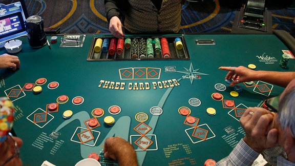 Menschen beim Poker Spiel in einem Casino