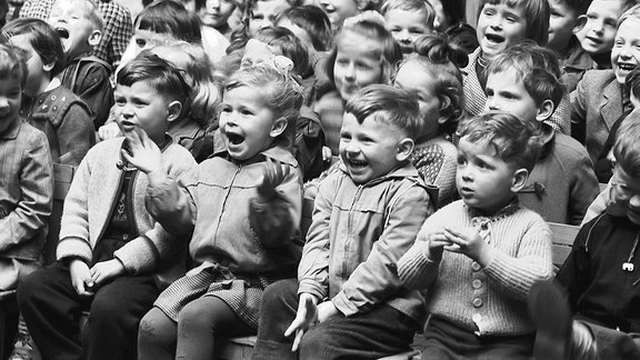 Kinder als Zuschauer beim Puppentheater