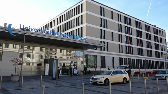 Ein Gebäude mit der Aufschrift "Universitätsklinikum Leipzig"