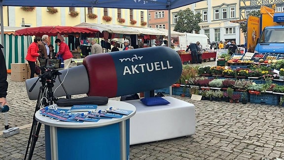 Das MDR AKTUELL Bürgersofa steht auf dem Marktplatz in Mühlhausen.