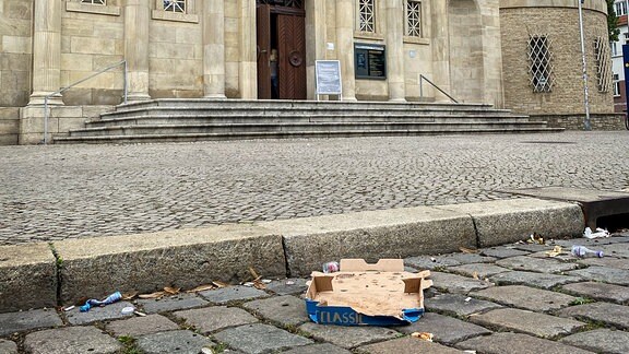 Vor derm Eingang des Landesmuseums für Vorgeschichte in Halle liegt Müll auf der Straße. 