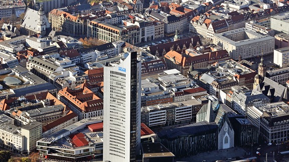 Der ehemalige Uni-Riese (heute "City-Hochhaus", vorn), das Paulinum der Universität Leipzig (r), dahinter Nikolaikirche, Altes Rathaus und die Thomaskirche (l) in Leipzig (Sachsen).