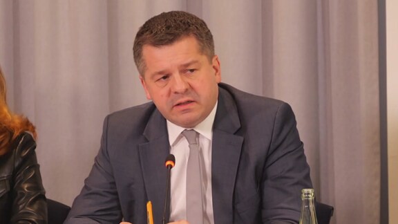 Landwirtschaftsminister Sven Schulze aus Sachsen-Anhalt sitzt am Tisch.