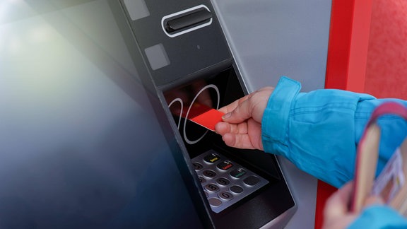 Bankautomat - eine Person hebt Geld ab