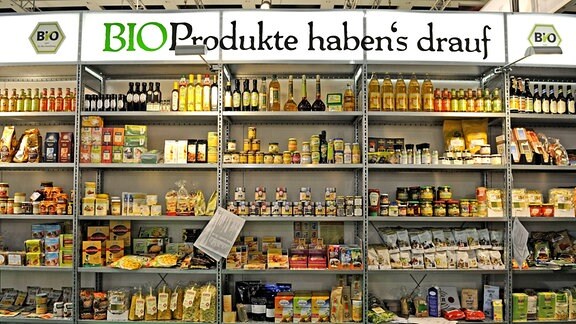 Regal mit diversen Bioprodukten