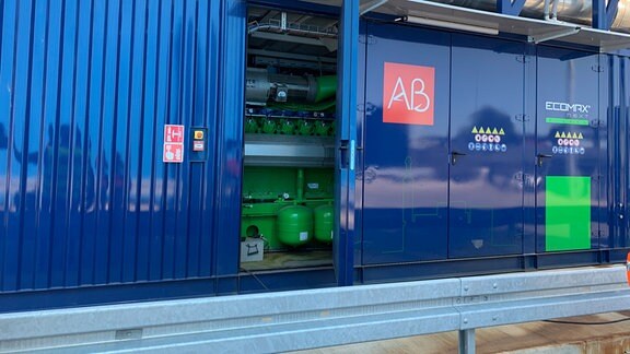 Eine blau verkleidete technische Anlage zur Gewinnung von Strom aus Biogas.
