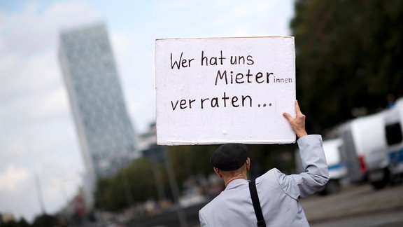 Demonstranten mit Schild 'Wer hat uns Mieter verraten' 