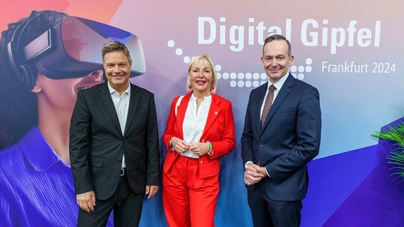 Robert Habeck (l-r, Bündnis90 / Die Grünen), Bundesminister für Wirtschaft und Klimaschutz, Kristina Sinemus (CDU), Ministerin für Digitalisierung und Innovation in Hessen, und Volker Wissing (FDP), Bundesminister für Digitales und Verkehr,