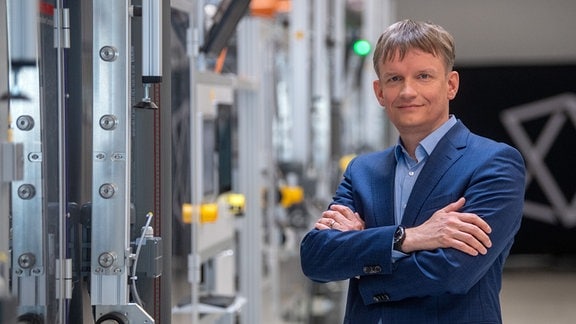 Gunter Erfurt, CEO von Meyer Burger, steht in der Produktion von Solarzellen des Schweizer Unternehmens.
