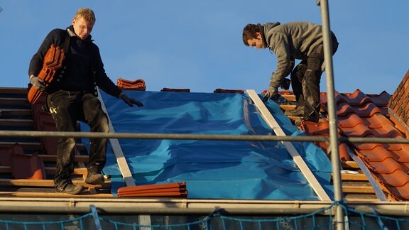 Dachdeckerarbeiten an einem Mehrfamilienhaus