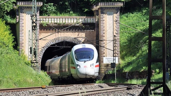 Ein ICE fährt aus einem Tunnel.