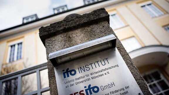 Der Schriftzug „ifo Institut - Leibniz-Institut für Wirtschaftsforschung an der Universität München e. V.“ ist an einem Schild vor dem Hauptsitz der Münchner Forschungseinrichtung zu sehen. 