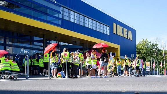 Beschäftigte im niedersächsischen Einzelhandel stehen bei einem Warnstreik vor der Ikea-Filiale Expo-Park. 