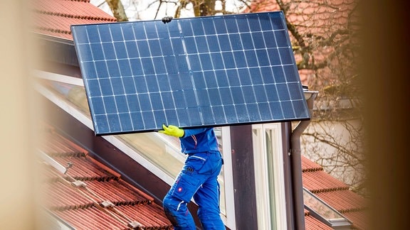 Installation einer Solaranlage auf einem privaten Hausdach