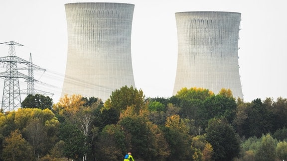 Ein Mann fährt am 23.10.2016 vor dem ehemaligen Atomkraftwerk in Grafenrheinfeld (Bayern) mit seinem Rad entlang.