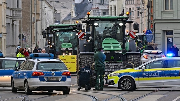 Landwirte kommen mit Traktoren zu einer Demonstration vor Beginn der Dritten Konferenz zur Infrastrukturentwicklung im Lausitzer und Mitteldeutschen Revier.