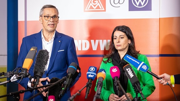 Daniela Cavallo, Gesamt- und Konzernbetriebsratsvorsitzende der Volkswagen AG, und Thorsten Gröger, Bezirksleiter der IG Metall in Niedersachsen und Sachsen-Anhalt, geben nach den zweiten Tarifverhandlungen von Volkswagen und IG Metall Pressestatements ab.