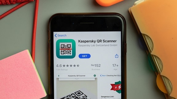 Das Logo des Kaspersky QR Scanners im App-Store auf einem Smartphone.