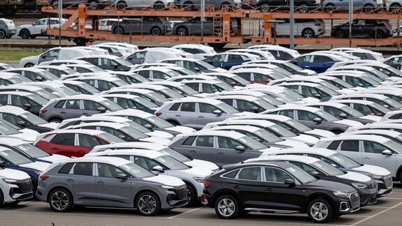 Neue Elektrofahrzeuge parken vor der Auslieferung im Werk von Volkswagen Sachsen in Zwickau. 