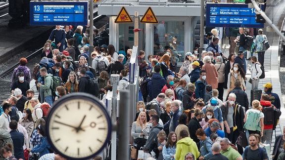 Zahlreiche Reisende stehen auf dem Bahnsteig am Gleis 13 und 14 am Hamburger Hauptbahnhof. 