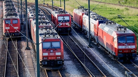 Lokomotiven stehen aufgereiht auf den Gleisen des Rangierbahnhofs Maschen