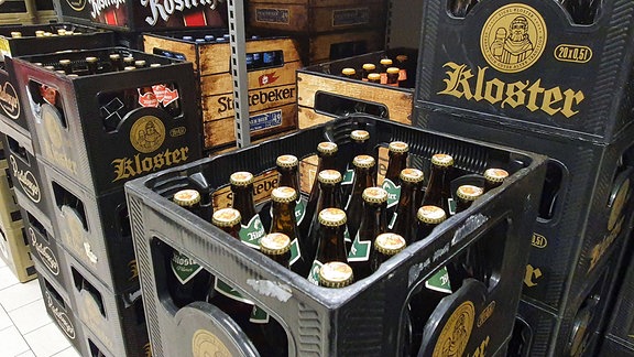 Bierkisten mit verschiedenen Bierflaschen in einem Supermarkt
