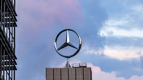 Mercedesstern. Konzernzentrale der Daimler AG in Stuttgart- Untertürkheim.