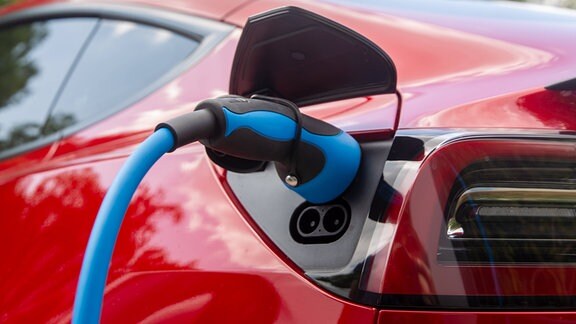 Ein Elektroauto an der Ladestation.