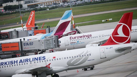Maschinen verschiedener Fluggesellschaften, wie Eurowings, Turkish Airlines und easyJet, stehen am Flughafen auf dem Vorfeld und an den Terminals. 