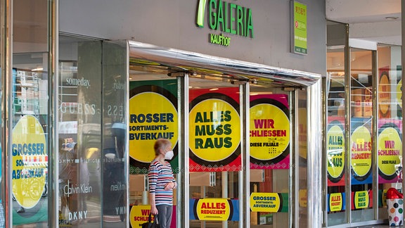 Filiale von Galeria Kaufhof mit Plakaten: Alles muss raus.