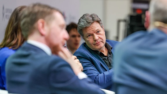Robert Habeck (Bündnis 90/Die Grünen), Bundesminister für Wirtschaft und Klimaschutz, sitzt beim Handwerkspolitischen Forum Ost.