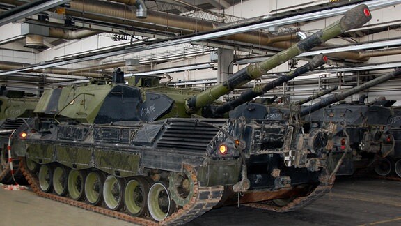 Panzer vom Typ Leopard 1 A5 in einer Produktionshalle.