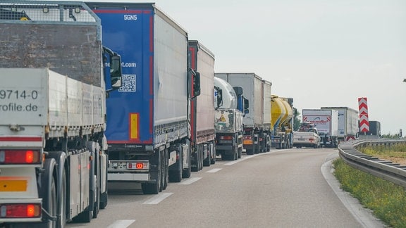 Lkw-Kolonne auf der Autobahn