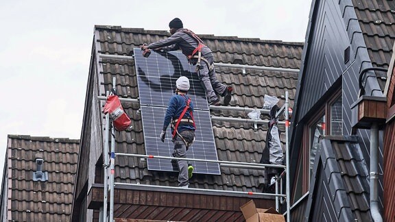 Inatallation einer Photovoltaikanlage auf einem Dach