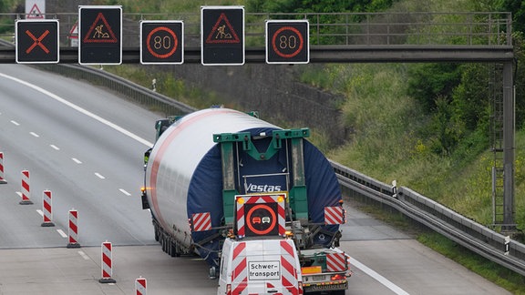 Ein Schwertransporter mit Teilen einer Windkraftanlage fährt am Morgen über die Autobahn A4 bei Dresden entlang.