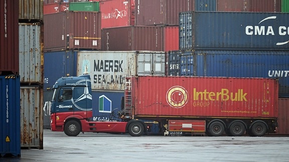 Container werden im Hafen verladen.