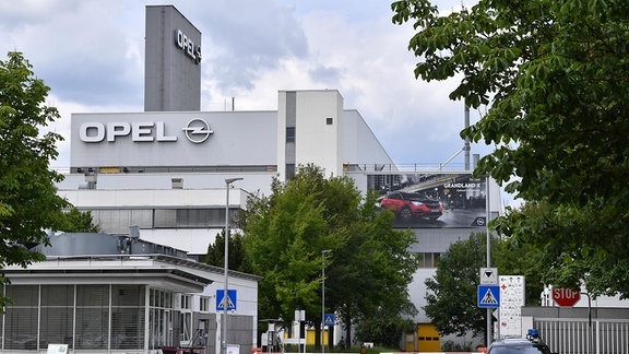 Der Eingang zur Automobil-Produktion im Opel-Werk Eisenach