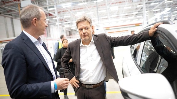 Robert Habeck (r,Bündnis 90/Die Grünen), Bundesminister für Wirtschaft und Klimaschutz, und Uwe Schwartz, Werksleiter, bei einem Rundgang durch die Elektro-Montage des VW-Werkes Emden. 