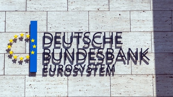 Logo der Deutschen Bundesbank an einer Fassade.
